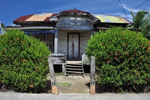 Casa típica em Utila, ilha no litoral norte de Honduras